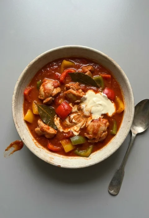 Hairy Bikers diet paprika chicken with peppers and creme fraiche in a bowl, 282 calories